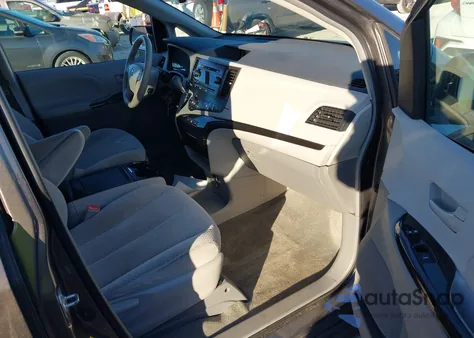 2013 Toyota Sienna Le V6 8 Passenger z USA, uszkodzony, nr VIN 5TDKK3DC5DS398401